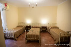 Donna Flora Camera quadrupla Donna Flora... la camera con letto alla francese di Casa Vacanze Franco ed Enza